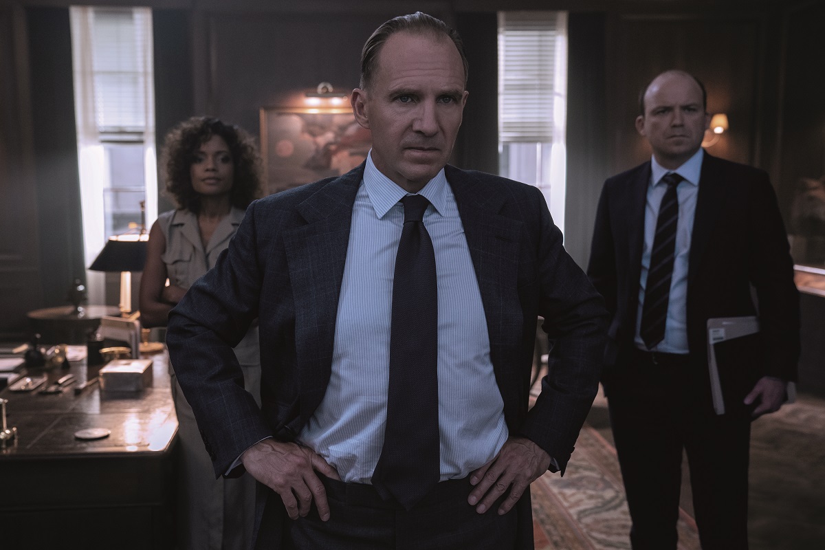 B25_17531_RC2 M (Ralph Fiennes), Moneypenny (Naomie Harris) and Tanner (Rory Kinnear)  in a tense moment in Ms office in  NO TIME TO DIE,  a DANJAQ and Metro Goldwyn Mayer Pictures film. Credit: Nicola Dove © 2019 DANJAQ, LLC AND MGM.  ALL RIGHTS RESERVED.